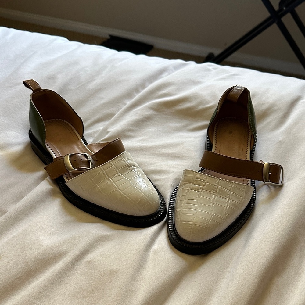 Inch2 Women's Croc-Embossed Leather Flats